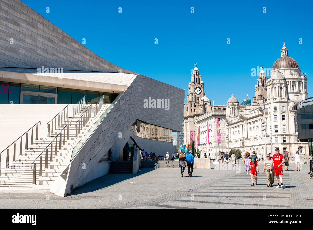 Merseyside, England, UK-10. August 2022: Im Stadtzentrum von Liverpool genießen die Menschen das warme, sonnige Sommerwetter und schlendern entlang der Uferpromenade durch den berühmten Bogen Stockfoto
