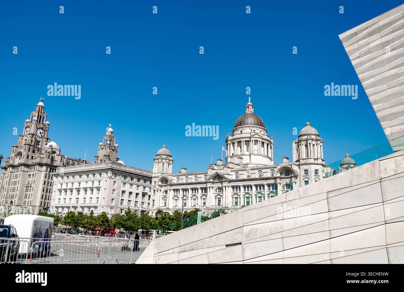 Merseyside, England, UK-August 10 2022: Sommerzeit an einem warmen, sonnigen Tag entlang der Hafenpromenade von Liverpool. Stockfoto
