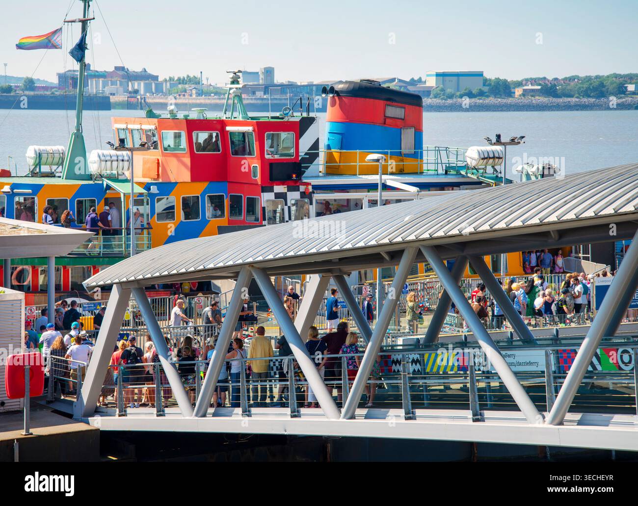 Liverpool, Merseyside, England, UK-10. August 2022: An einem heißen Sommertag warten viele Leute darauf, mit der Fähre über den Mersey über den Fluss zu reisen Stockfoto