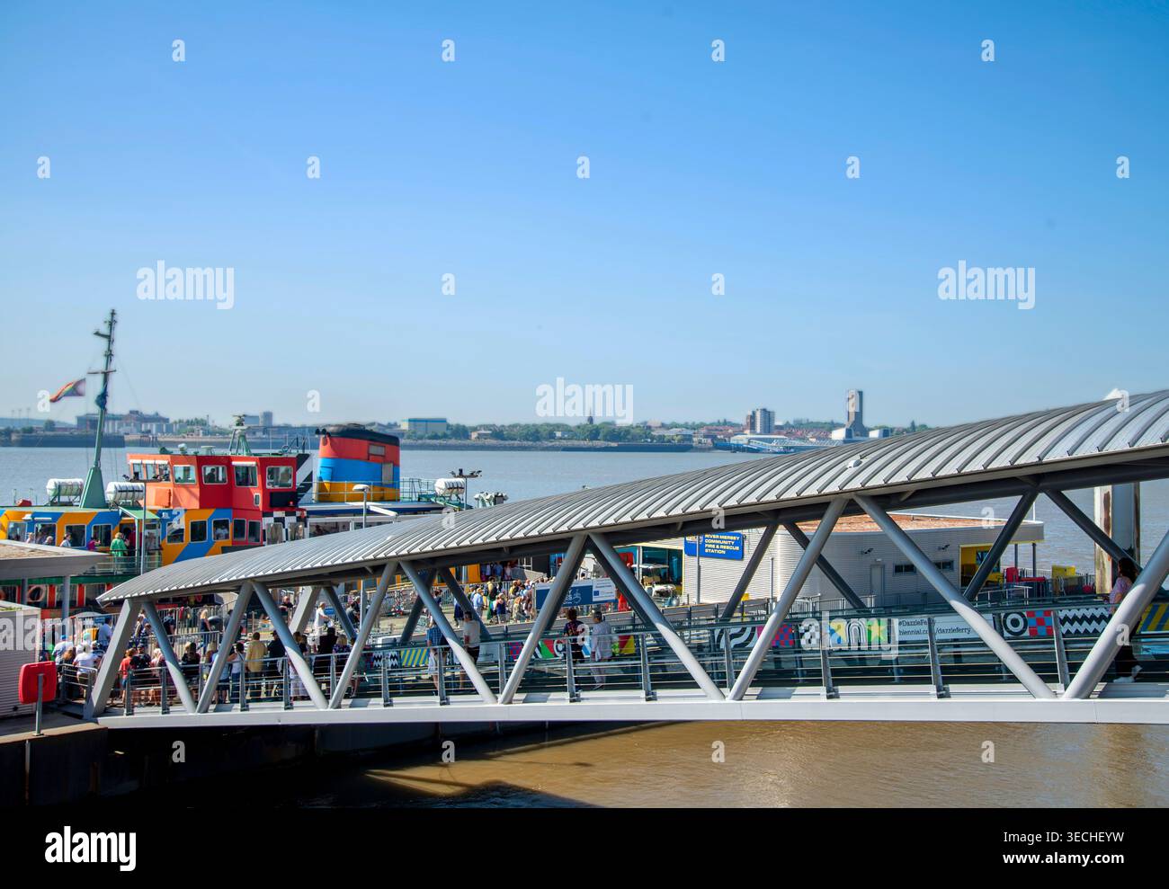 Liverpool, Merseyside, England, UK-10. August 2022: An einem heißen Sommertag warten viele Leute darauf, mit der Fähre über den Mersey über den Fluss zu reisen Stockfoto