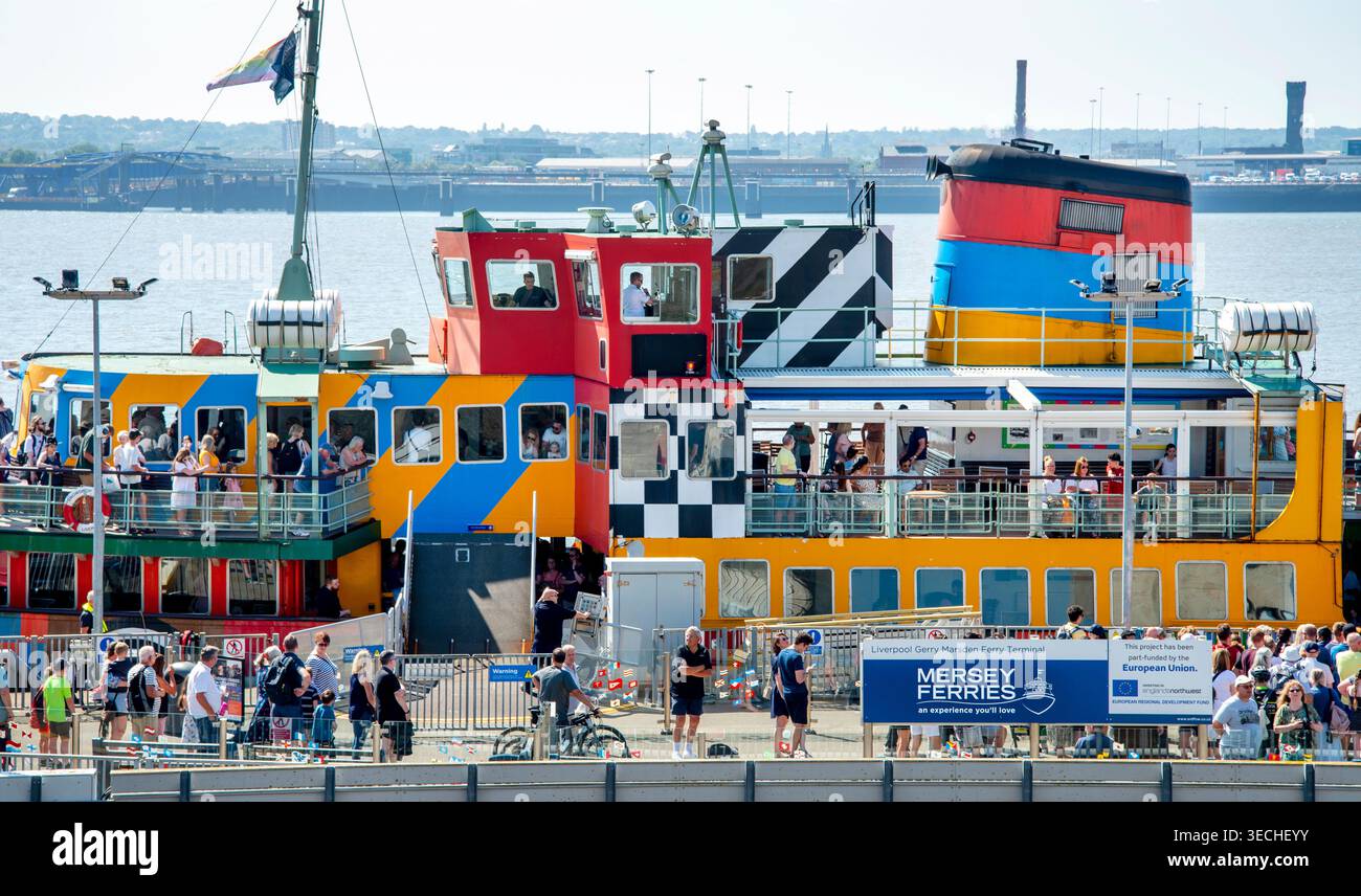 Liverpool, Merseyside, England, UK-10. August 2022: An einem heißen Sommertag warten viele Leute darauf, mit der Fähre über den Mersey über den Fluss zu reisen Stockfoto