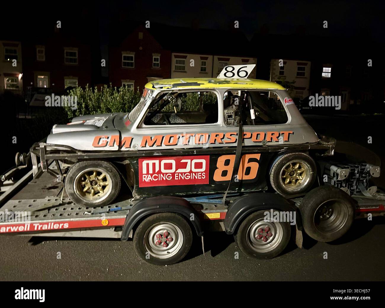 Ein alter Mini-Rennwagen auf einem Anhänger, Leicester, Großbritannien Stockfoto
