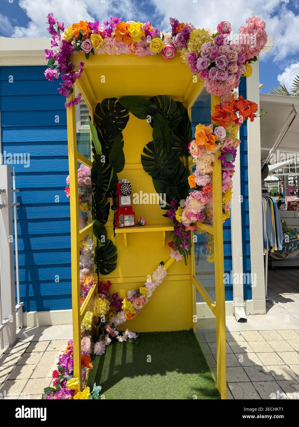 Telefonbox in Nassau - Smartphone-aufgenommenes Stockfoto