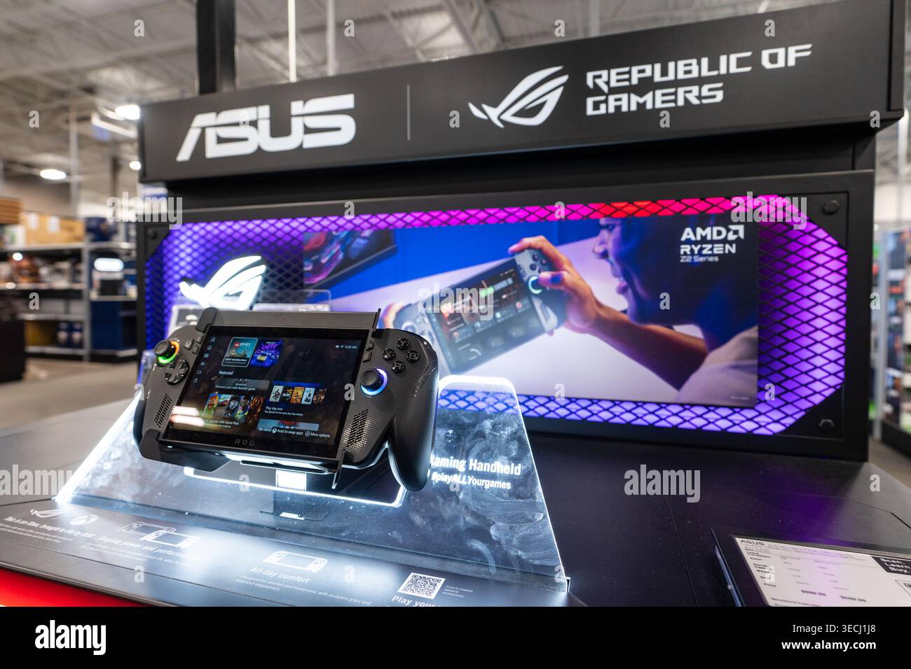 ASUS ROG Ally Xbox Handheld Gaming Console im Regal im Store Stockfoto
