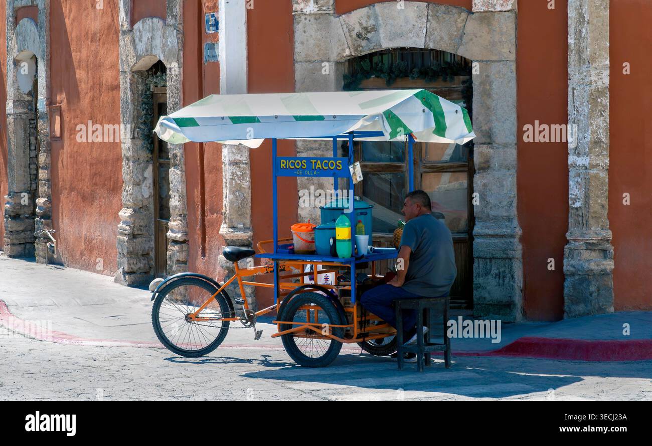 Straßenverkäufer, der Tacos von einem dreirädrigen Taco-Stand in Cuatrociénegas, Coahuila, Mexiko verkauft Stockfoto