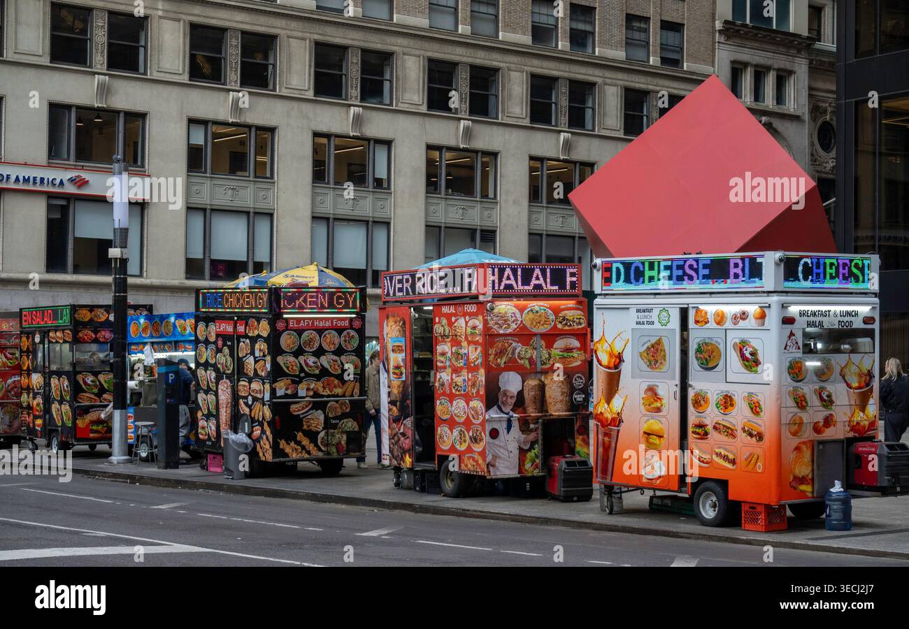 Food Carts Line Broadway at Zuccotti Park:, im Finanzviertel, NYC, USA, 2026 Stockfoto