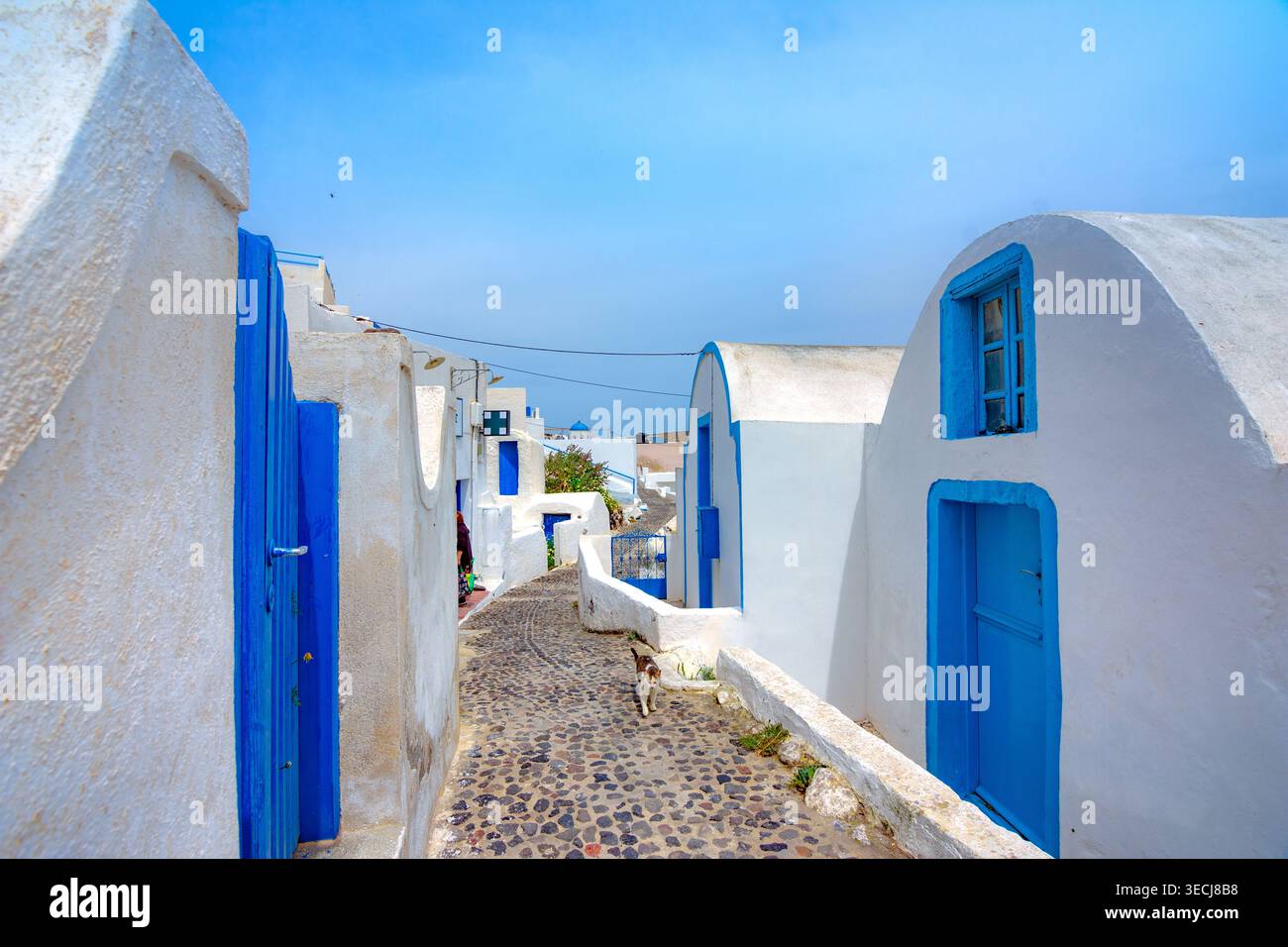 Blick auf den Hafen von Therasia, Manolas, Korfos Strand, auch bekannt als Thirasia. Es ist eine Insel in der vulkanischen Inselgruppe Santorini in den griechischen Kykladen. Stockfoto