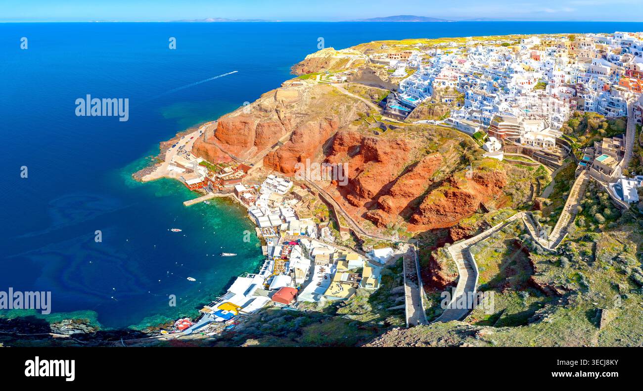 Stadt Oia auf Santorin, Griechenland. Traditionelle und berühmte Häuser und Kirchen mit blauen Kuppeln über die Caldera, Ägäis Stockfoto