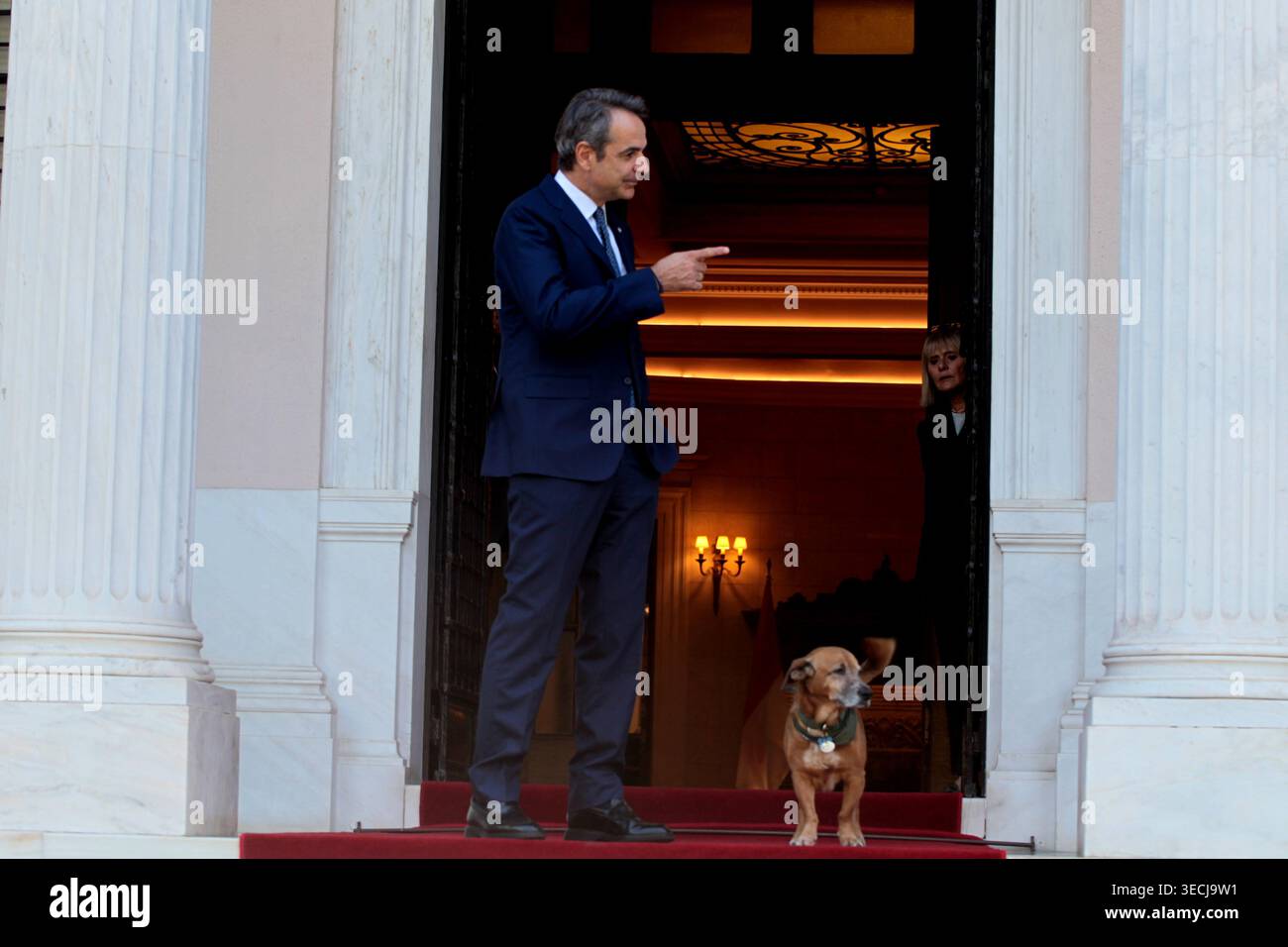 Griechenlands Premierminister Kyriakos Mitsotakis streichelt seinen Hund Peanut, bevor Monacos Fürst Albert II. Im Herrenhaus Maximos eintrifft Stockfoto