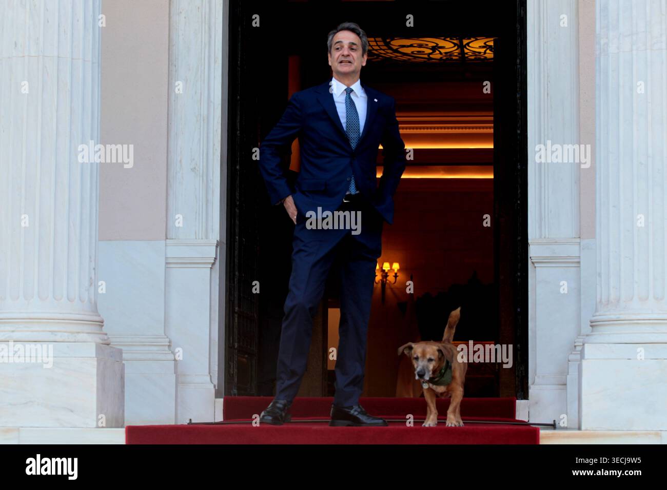 Griechenlands Premierminister Kyriakos Mitsotakis streichelt seinen Hund Peanut, bevor Monacos Fürst Albert II. Im Herrenhaus Maximos eintrifft Stockfoto