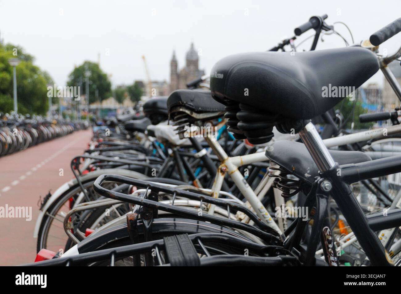 Amsterdam, Niederlande - 9. August 2008. Outdoor-Szene mit dem Fahrradparkplatz in der Nähe des Amsterdamer Hauptbahnhofs. Stockfoto