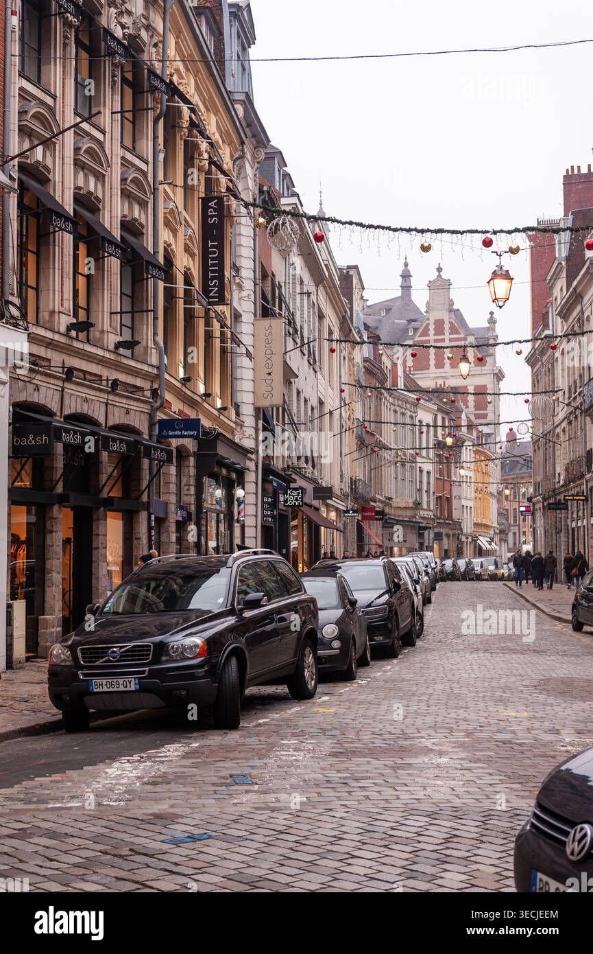 Lille, Frankreich - 28. Dezember 2018. Outdoor-Szene mit einer Straße im Stadtzentrum von Lille, Frankreich, im frühen Winter. Stockfoto