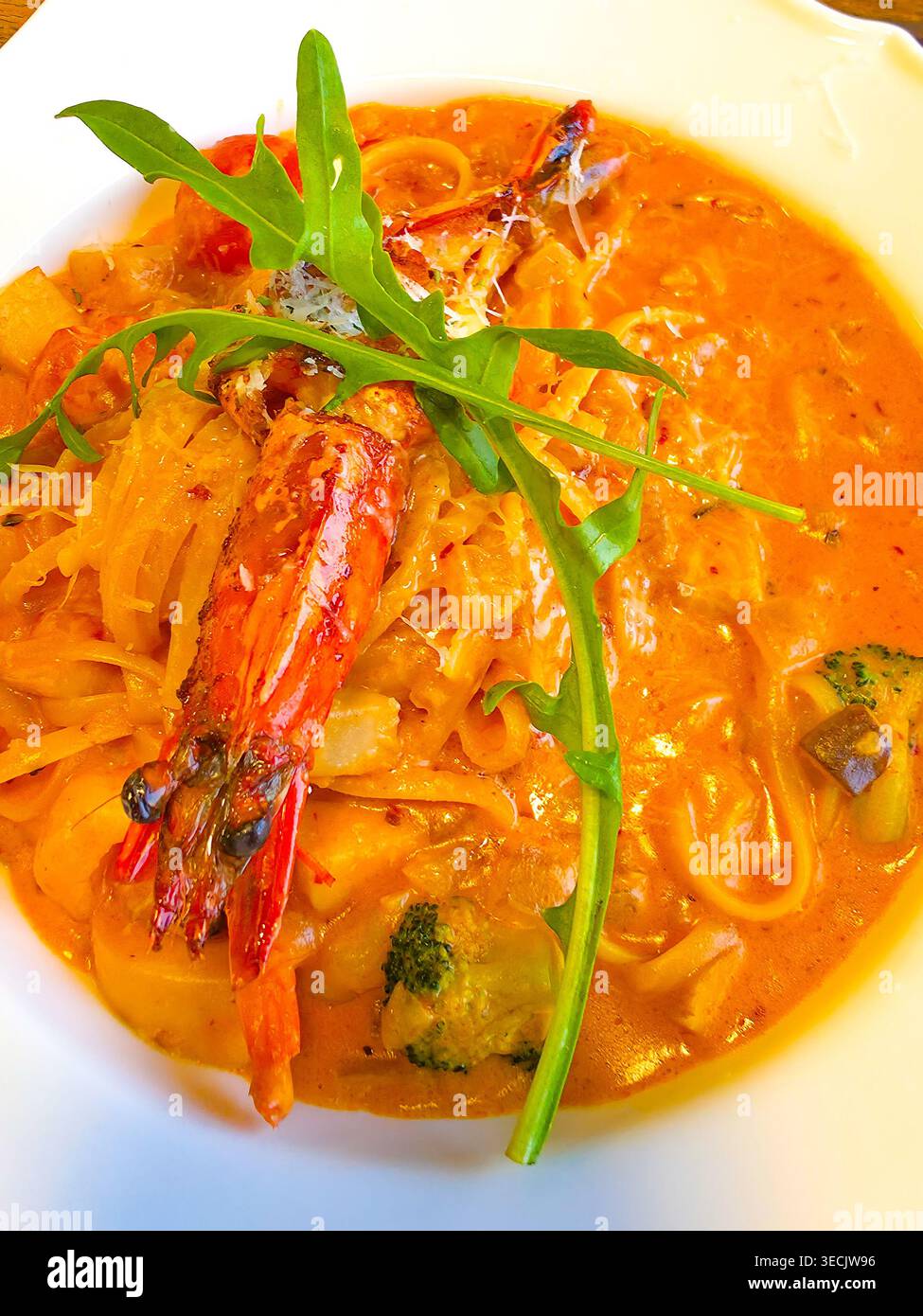 Spaghetti mit Garnelen und Olivenöl mit Knoblauchsoße. Garnelenpasta auf einem Teller Stockfoto