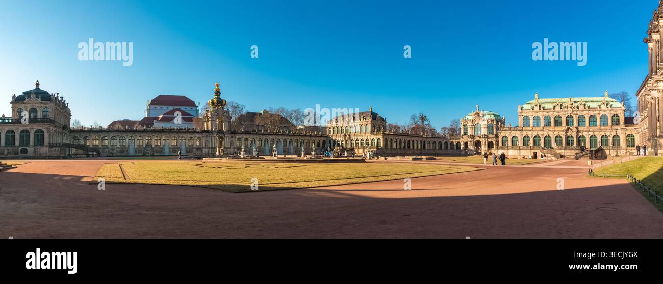 Weites Winterpanorama über den Zwinger-Hof in Dresden mit Porzellanpavillon, Langgalerien,... Stockfoto