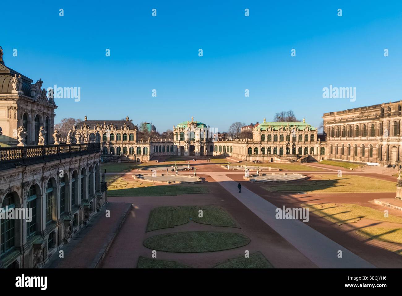 Malerischer Panoramablick auf den Zwinger in Dresden, mit Blick auf den sonnendurchfluteten Mauerpavillon mit seinem reich gestalteten Barockstil... Stockfoto