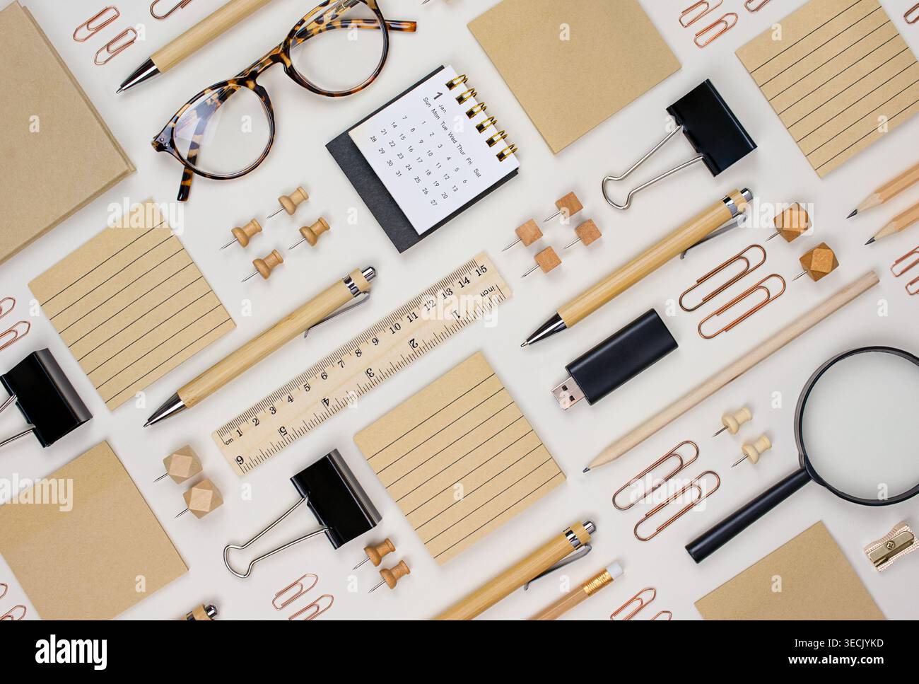 Symmetrischer Schreibwaren-Flachlay mit Bürobedarf. Stockfoto Stockfoto