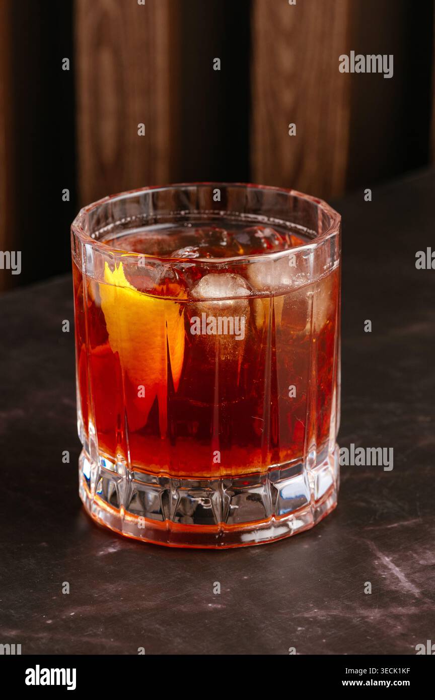 Klassischer Nigroni-Cocktail mit Eis und Orangenschale Stockfoto