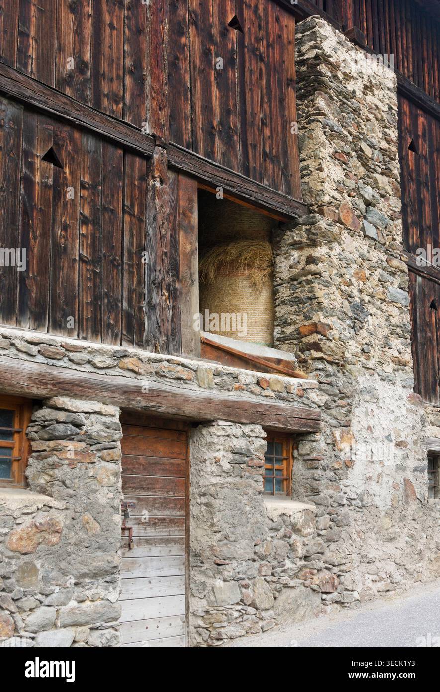 Alte traditionelle Stein- und Holzscheune im Pejo-Tal, Trentino-Südtirol, Italien Stockfoto