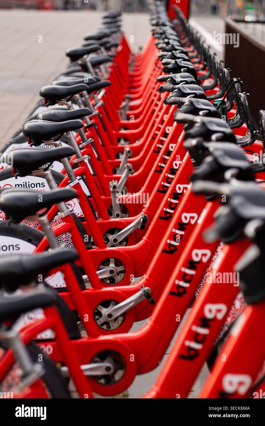 Barcelona, Spanien, 15. März 2026 - eine Reihe von Red Bicing-Gemeinschaftsfahrrädern steht in einem öffentlichen Fahrraddock Stockfoto