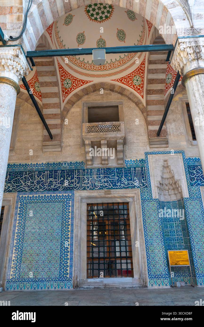 Atemberaubende blaue Fliesen und kunstvolles Design. Istanbul, Türkiye Stockfoto