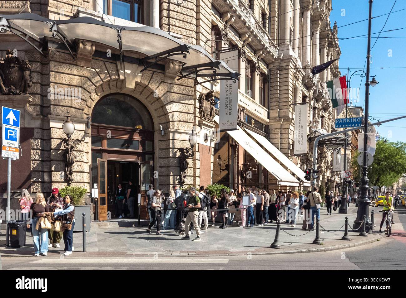 Eine Reihe von Touristen, die darauf warten, das New York Cafe in Budapest, Ungarn, zu betreten Stockfoto