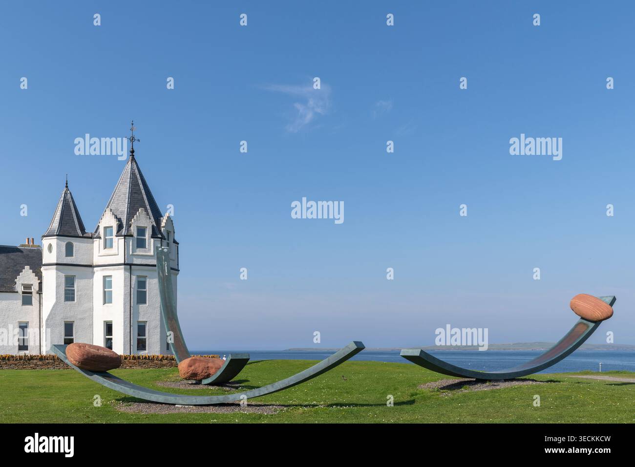 Historisches inn und Skulpturen im John O'Groats in Nordschottland an einem schönen Tag. Stockfoto