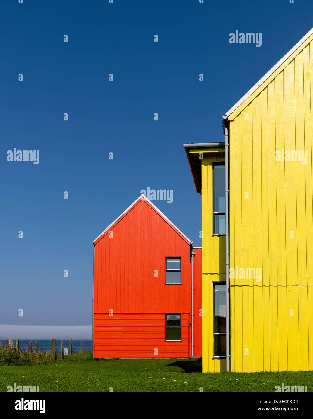 Colourufl-Erweiterungen des historischen Hotels in John O'Groats in Nordschottland. Stockfoto