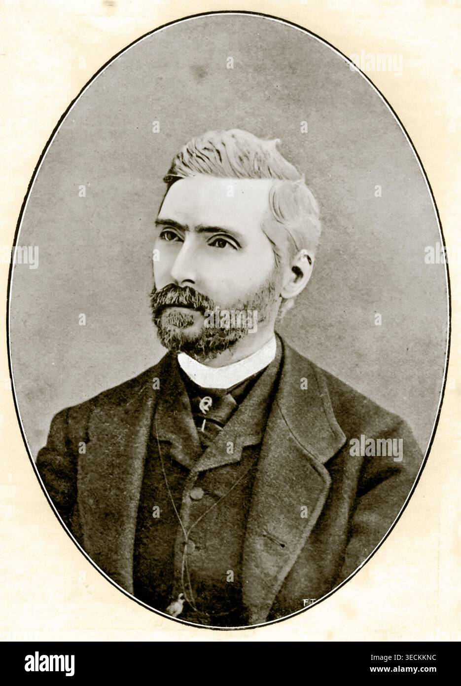 Porträt von Carlo Tenca, italienischem Schriftsteller, Intellektueller und prominenter Figur der Mailänder Risorgimento Salons. Gezeigt in formeller Kleidung aus dem 19. Jahrhundert mit charakteristischem Bart und komponiertem Ausdruck, typisch für fotografische Porträts aus der Zeit. Stockfoto