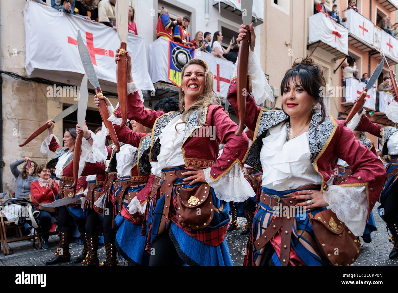 Frauen aus der andalusischen Gruppe, die traditionelle Messer während der christlichen Eingangsparade in Alcoy, Alicante, Spanien. April 2026 Stockfoto