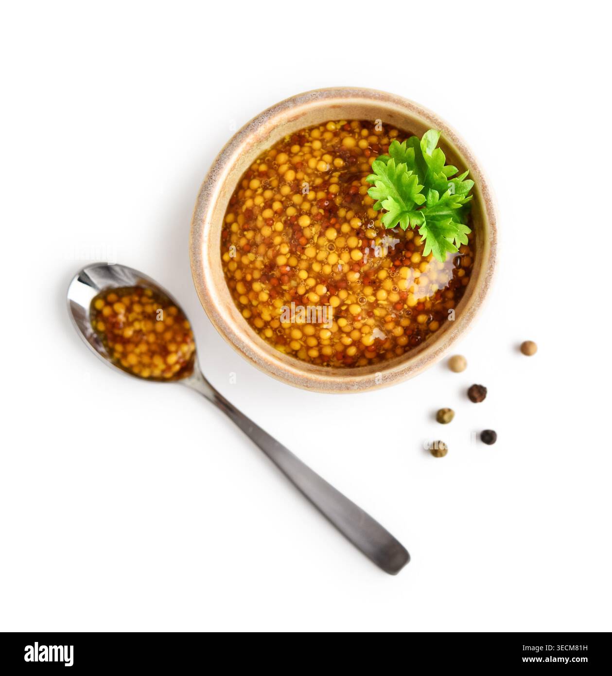 Blick von oben auf Dijon Senf, serviert in einer kleinen Schüssel, garniert mit frischer Petersilie, isoliert auf weißem Hintergrund mit Schneidepfad. Minimales Essen Stockfoto