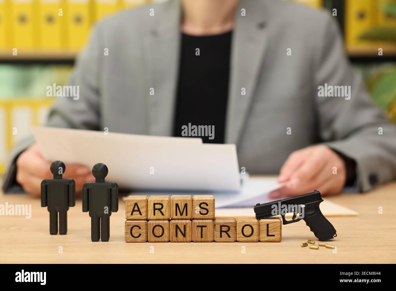 Erörterung der Rüstungskontrolle, in der die Bedeutung von Vorschriften für die weltweite Sicherheit und die Friedensbemühungen zur Eindämmung der Gewalt hervorgehoben wird Stockfoto