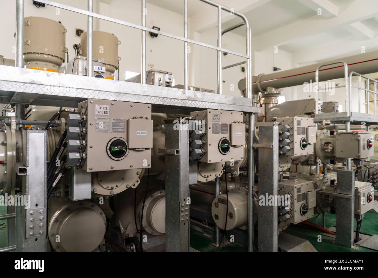 Detaillierte Ansicht der gasisolierten Schaltanlagen (GIS), die in einer modernen elektrischen Unterstation installiert sind Stockfoto