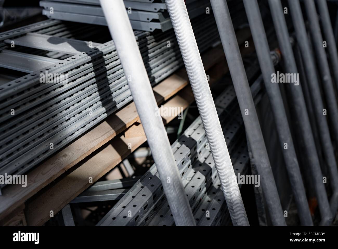 Industrielle Metallbaumaterialien und Stahlgerüststangen, organisiert in einem Lager für städtebauliche Projekte und professionelle Bauarbeiten Stockfoto