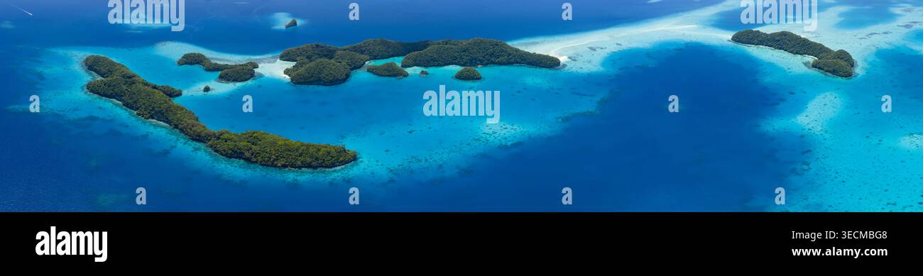 Ein beliebter Strand namens Two Dog Beach befindet sich inmitten der malerischen Felseninseln von Palau. Dieser Inselstaat ist ein beliebtes Ziel für Taucher und Schnorchler. Stockfoto