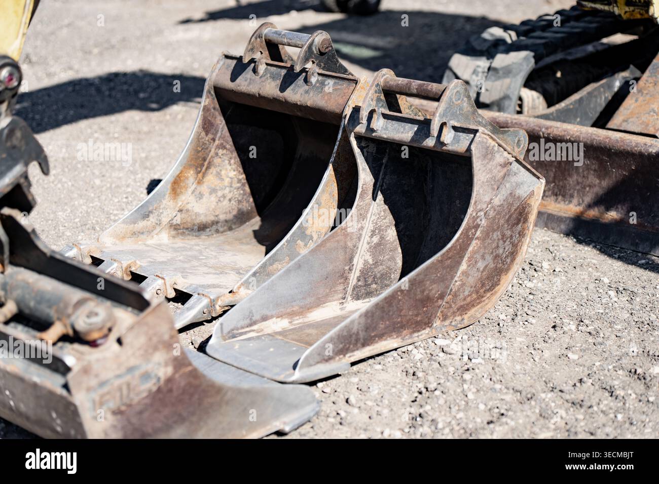 Industrielle Grabgeräte und durchgehende Gummiketten an einer Baggermaschine, symbolisch für die städtische Infrastrukturentwicklung, Bauvorhaben A Stockfoto