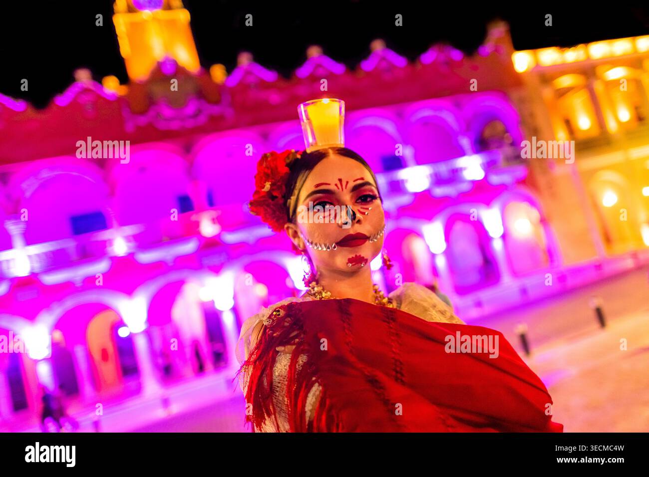 Eine junge mexikanische Frau mit dezentem Schädelschminken nimmt an einer Parade während des Hanal Pixán, des Maya-Tages der toten Tradition, in Mérida, Mexiko Teil. Stockfoto