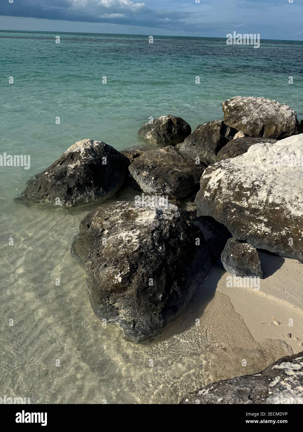 Felsen im karibischen Meer - Smartphone-aufgenommenes Stockfoto