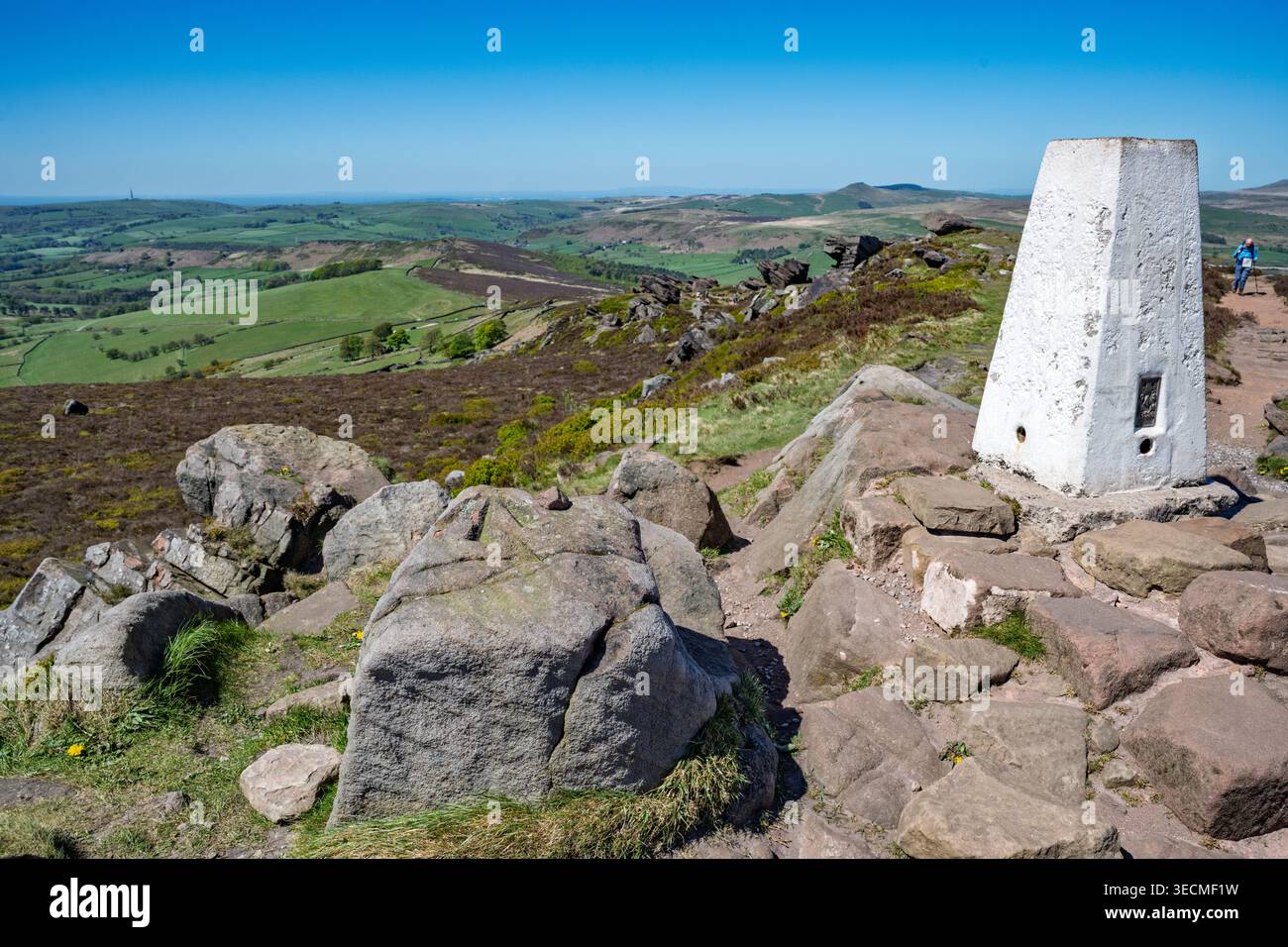 Die Kakerlaken, ein dramatischer Gritsteingrat im Peak District National Park, Staffordshire mit dramatischen Felsvorsprüngen und spektakulären Ausblicken über die Stockfoto
