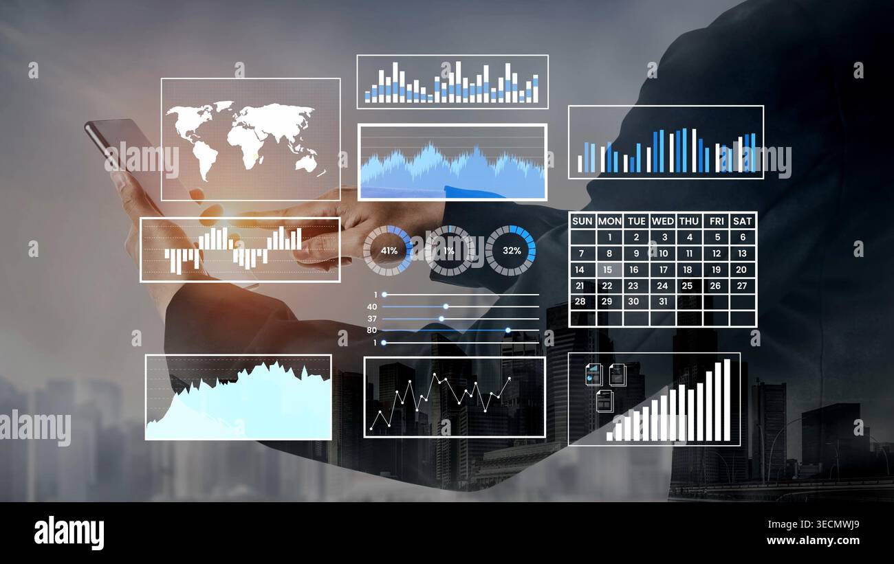 Geschäftsmann analysiert Daten auf Smartphones mit modernen digitalen Schnittstellen und Diagrammen, die in der städtischen Umgebung überlagert sind. Stockfoto