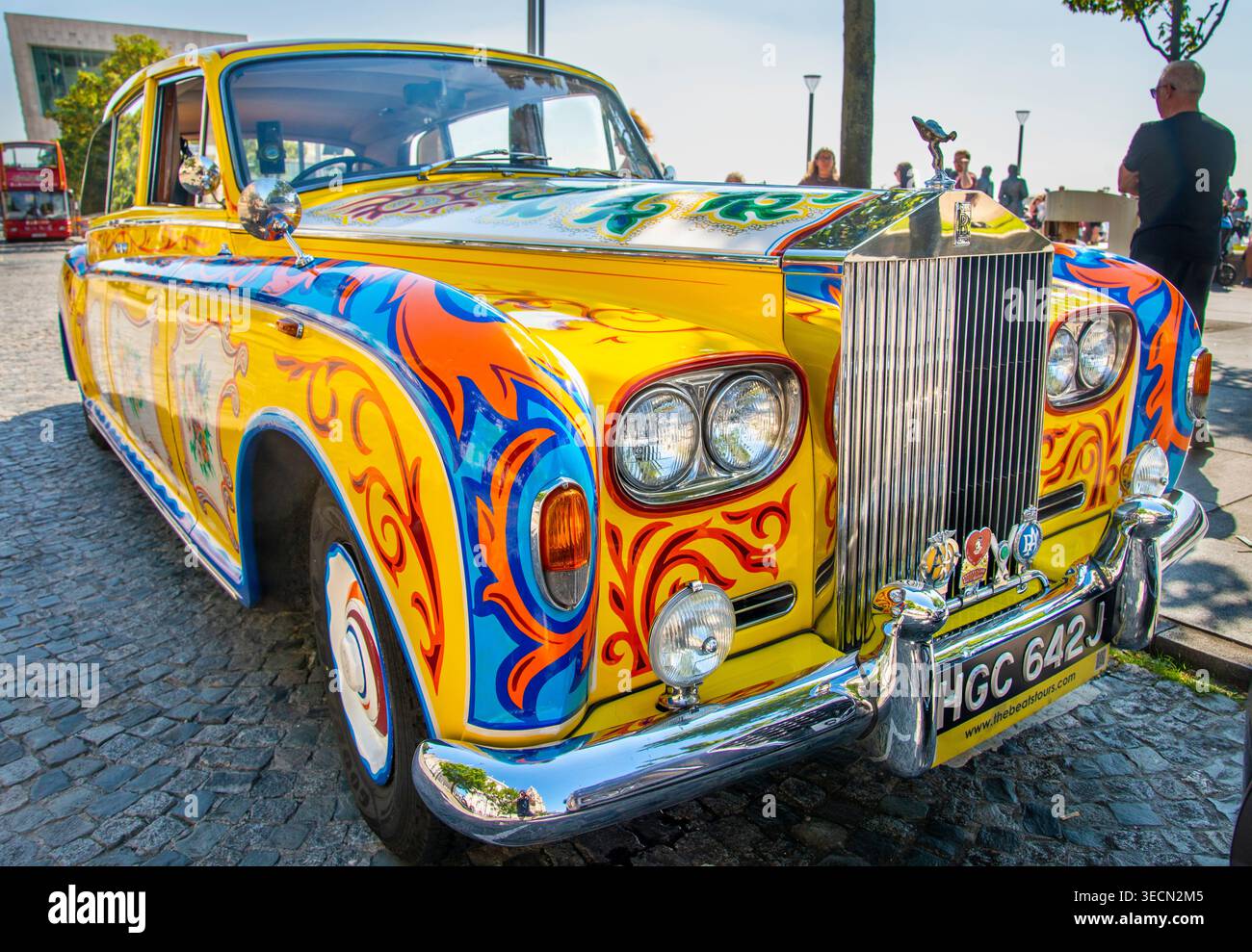 Liverpool, Merseyside, England, UK-10. August 2022: Eine Kopie des berühmten gelben Autos, verbunden mit den Beatles, dekoriert in Hippie-Mustern der 1960er Jahre, ein Tou Stockfoto