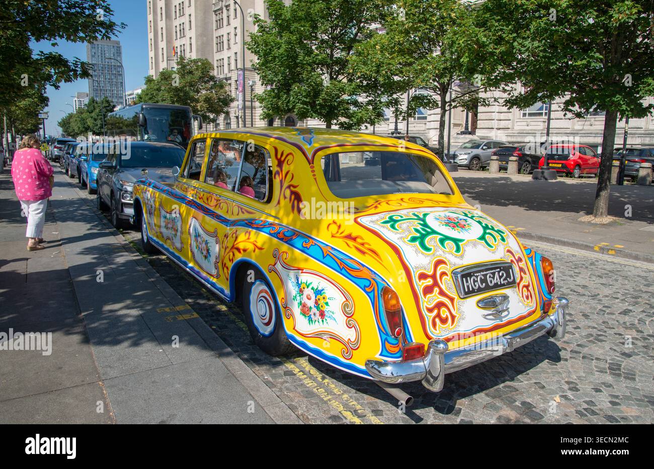 Liverpool, Merseyside, England, UK-10. August 2022: Eine Kopie des berühmten gelben Autos, verbunden mit den Beatles, dekoriert in Hippie-Mustern der 1960er Jahre, ein Tou Stockfoto
