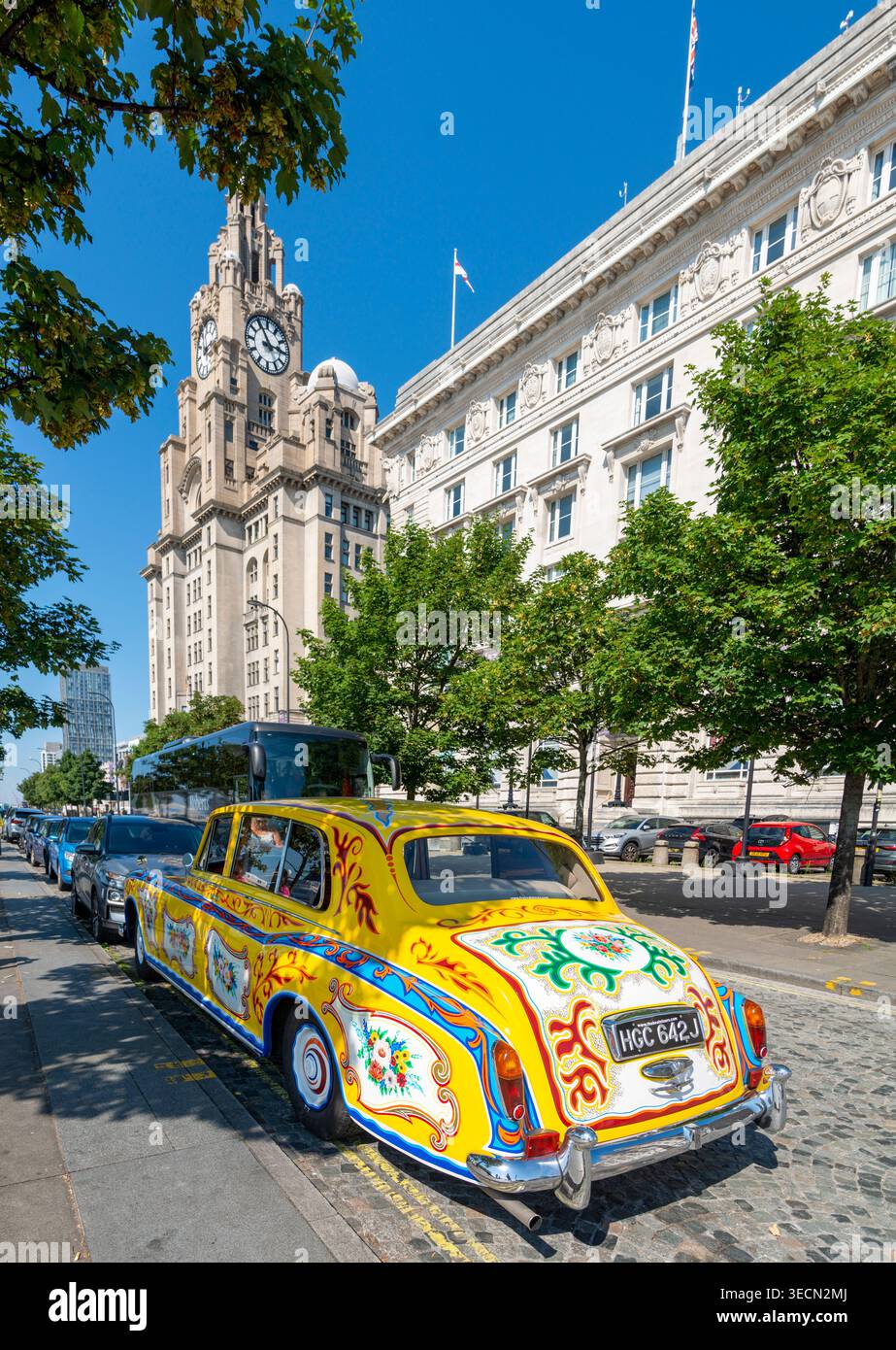 Liverpool, Merseyside, England, UK-10. August 2022: An einem Hochsommertag ist eine Kopie des berühmten gelben Beatles Car, dekoriert mit Hippie-Mustern der 1960er Jahre Stockfoto
