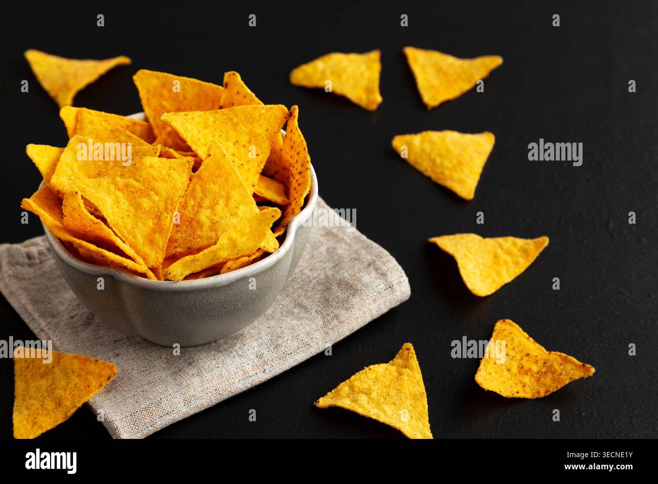 Hausgemachte Nacho-Käse-Tortilla-Chips in einer Schüssel, Seitenansicht. Stockfoto