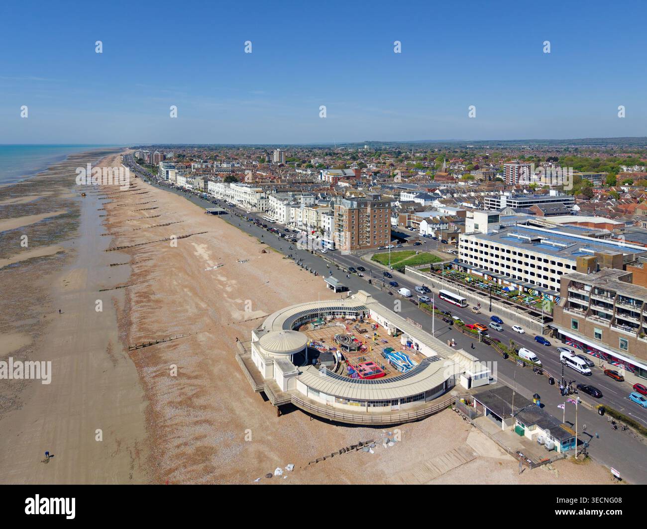 Aus der Vogelperspektive mit Blick nach Westen entlang der Britischen Südküste und einem Lido in der Küstenstadt Worthing, West Sussex, England, Großbritannien. Stockfoto