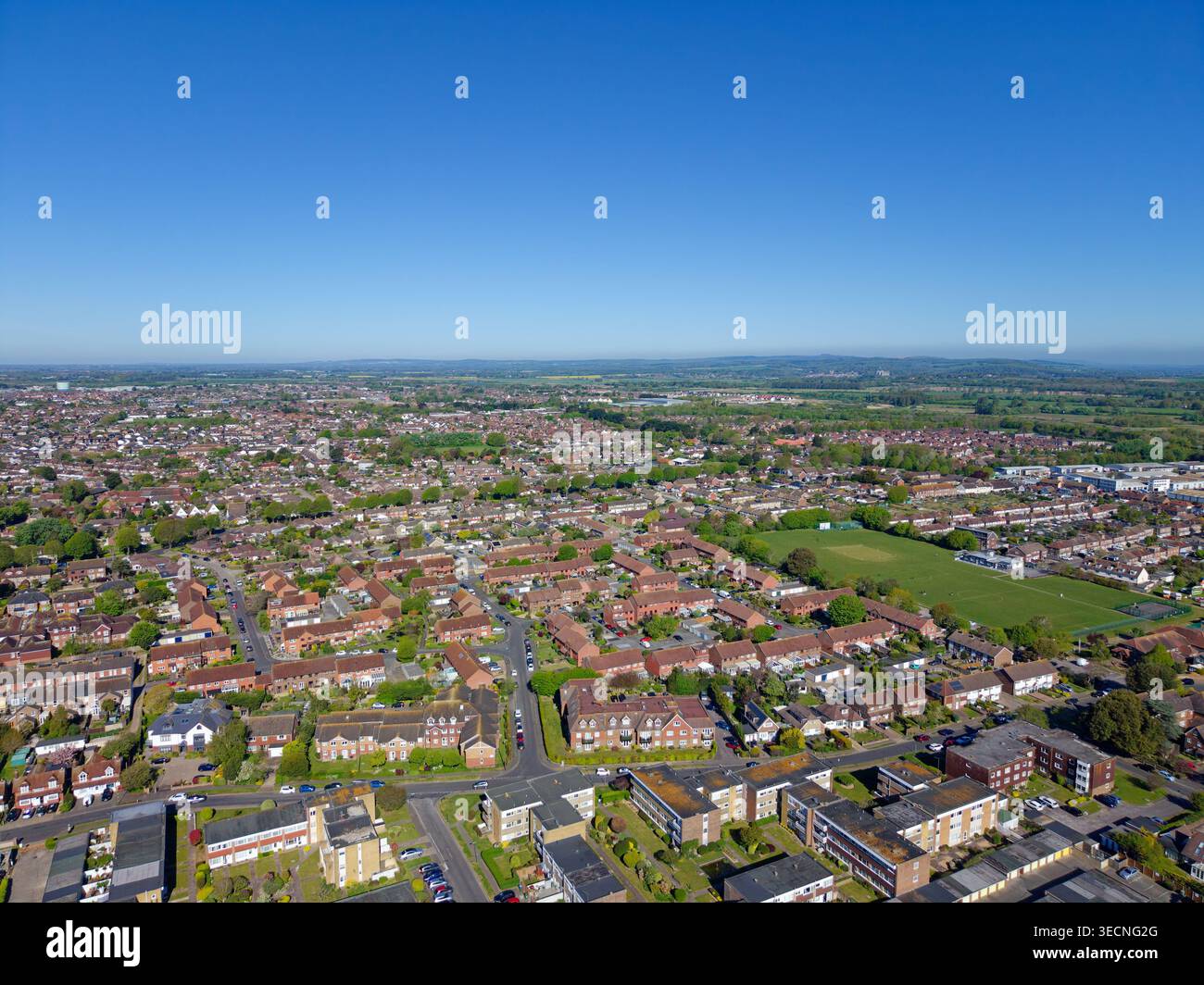 Luftfahrt über einer vorstädtischen Wohnstadt mit schönen Häusern, in einer schönen Gegend über West Preston, West Sussex, England, Großbritannien, an einem sonnigen Frühlingstag. Stockfoto