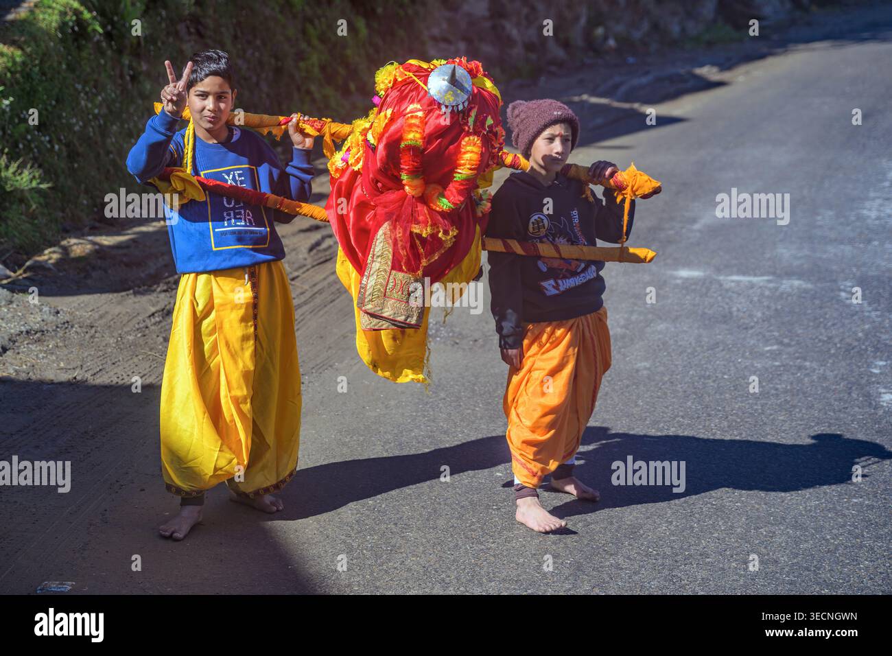 Kinder, die Chaitra Navratri feiern (bedeutet neun Nächte für Göttin Durga in ihren neun Formen, die mit der Geburt von Lord Rama enden). Ukhimath, Utt Stockfoto