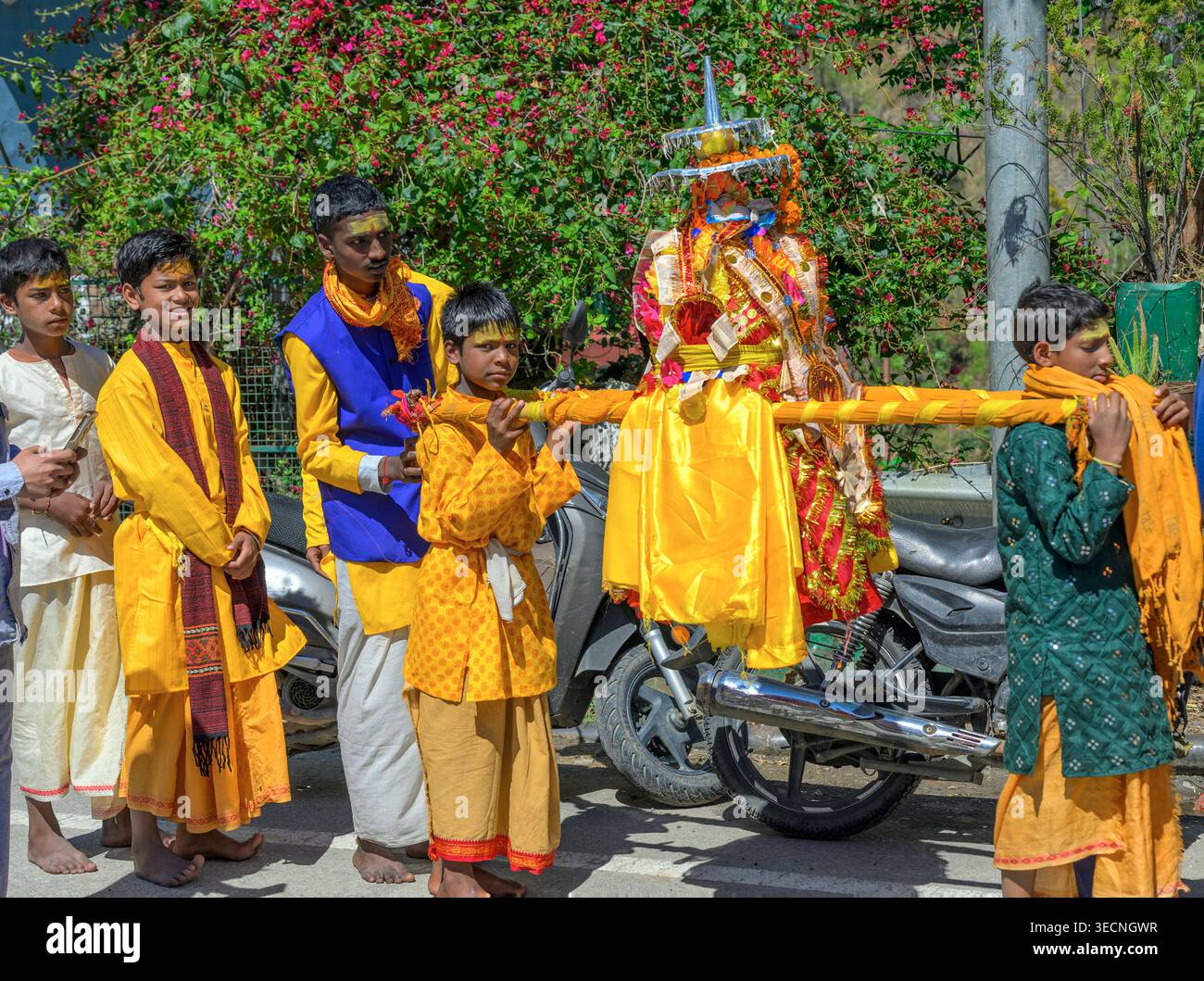 Kinder, die Chaitra Navratri feiern (bedeutet neun Nächte für Göttin Durga in ihren neun Formen, die mit der Geburt von Lord Rama enden). Tilware, Utta Stockfoto