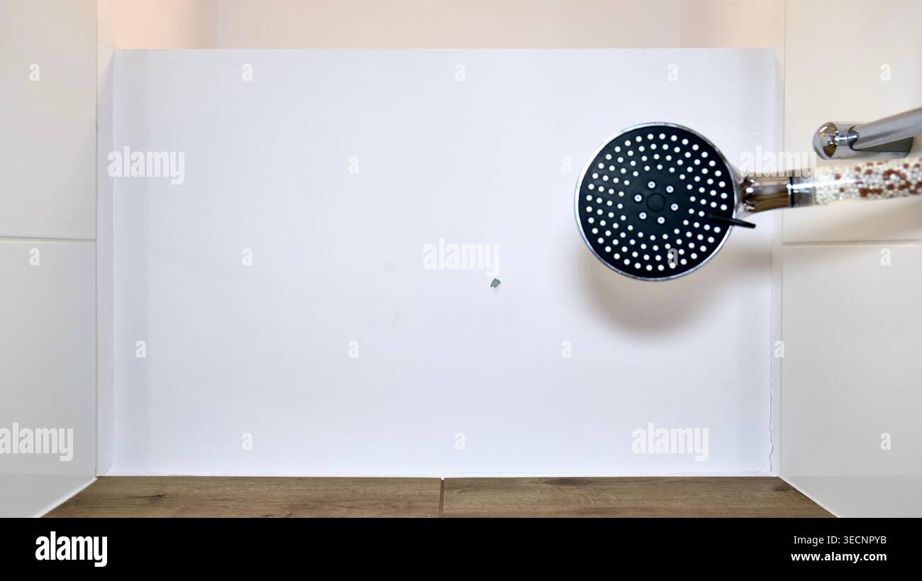 Badezimmerdecke mit abblätternder Farbe und Wasserschäden durch Feuchtigkeit und Feuchtigkeit Stockfoto