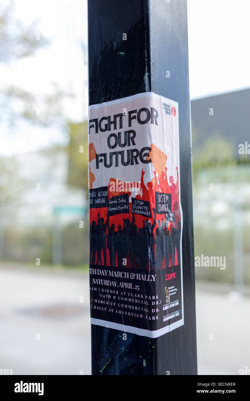 Vancouver, Kanada - 17. April 2026: Ein Kampf für unseren zukünftigen Earth Day marsch und ein Kundentreppplakat, das an einem schwarzen Straßenpfahl befestigt ist und für Klimaanlagen aufruft Stockfoto