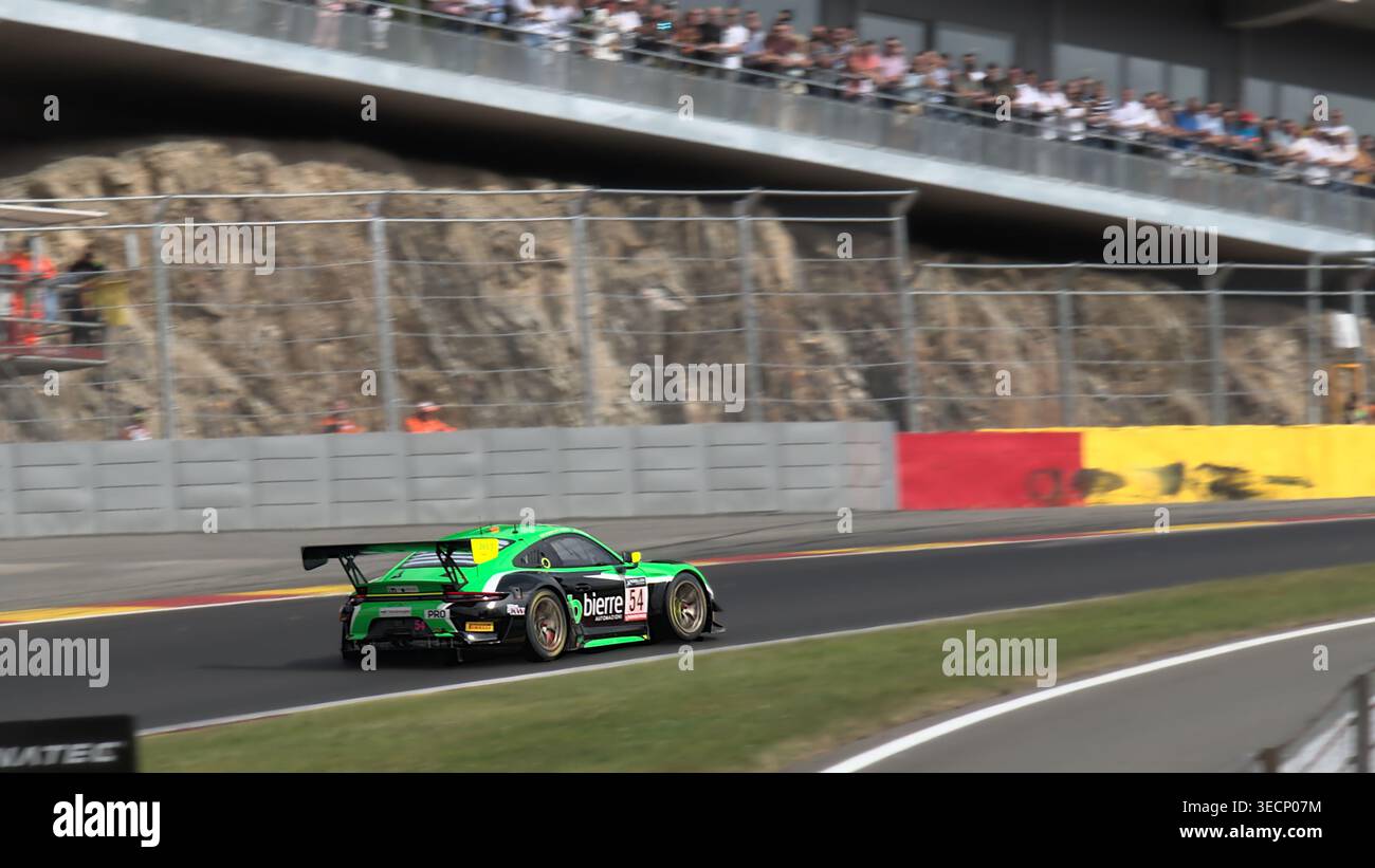 Italienischer Stil im Spa: Der #54 Dinamic Motorsport Porsche 911 GT3-R fährt beim 24-Stunden-Spa 2022 durch die Raidillon-Kurve Stockfoto